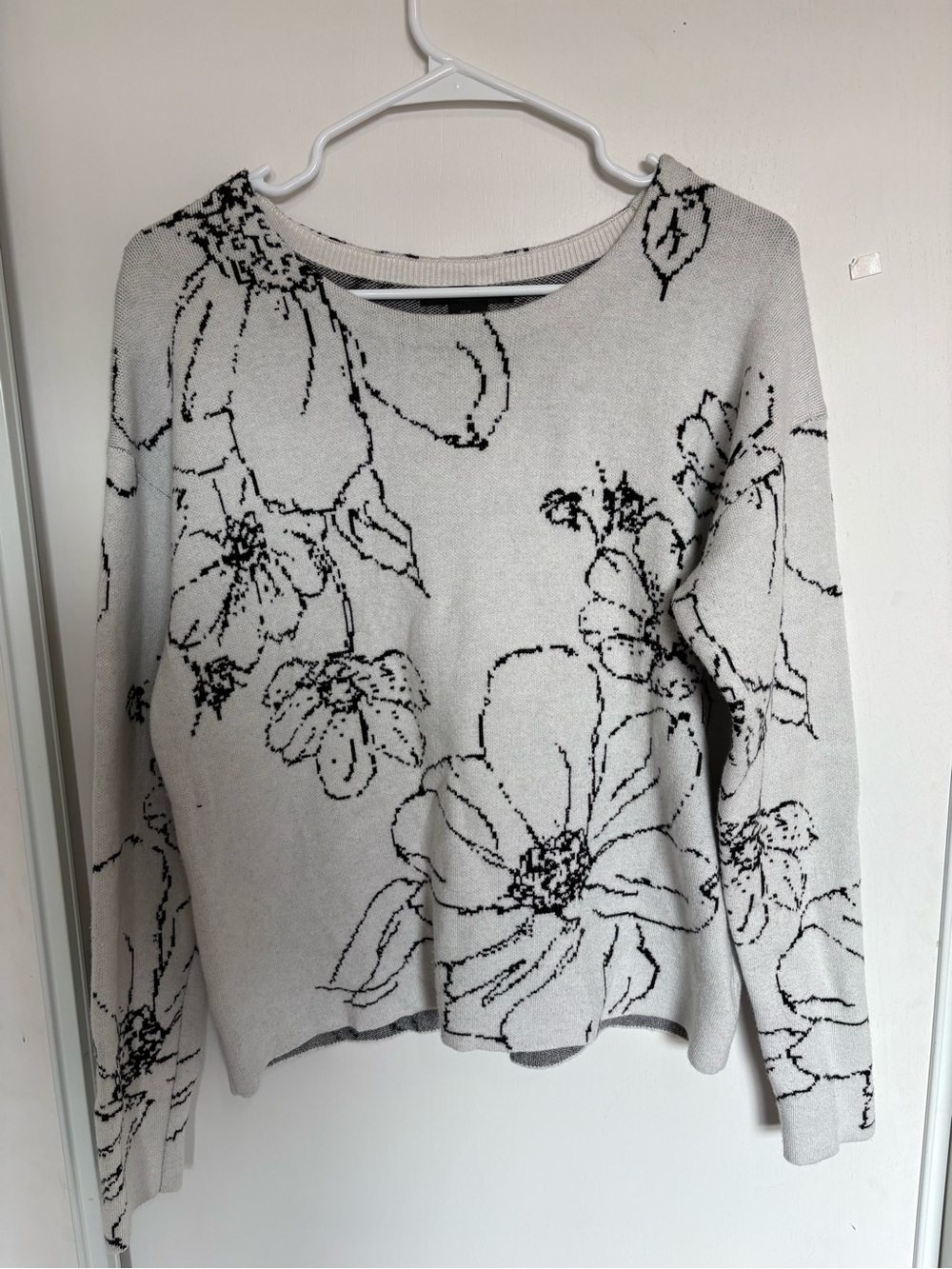 Tahari Floral Back Button Sweater Womens M White Black Knit Pullover Long Sleeve